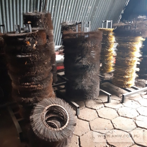 Segmenty szczotek - pakiet zawierający 7 poz. asort. (wg oddzielnego wykazu), w tym m.in.: szczotka talerzowa, szczotka kasetowa, szczotki doczepne itp. 